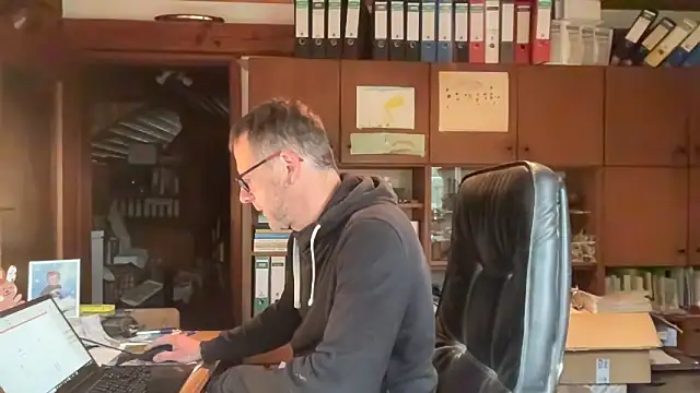 Snapshot of o_florian_o1 chatting on May 11, 2026, 8:49 am o florian o1 online show from May 11, 2026, 8:49 am