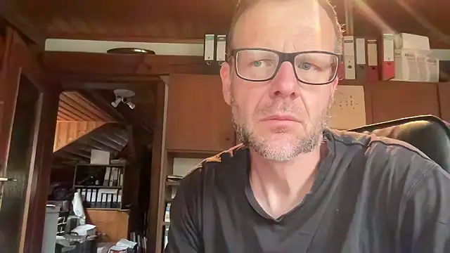 Snapshot of o_florian_o1 chatting on June 1, 2026, 5:18 am o florian o1 online show from June 1, 2026, 5:18 am
