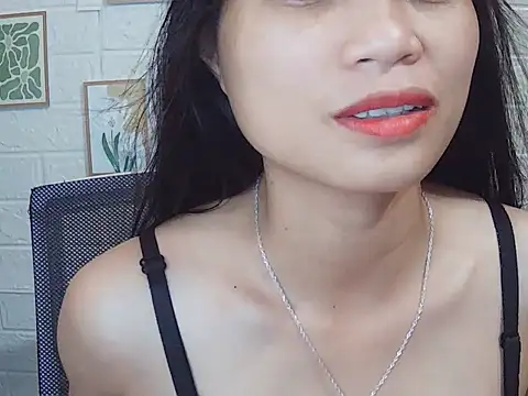 -Lucie-e online show from May 21, 2026, 4:54 am