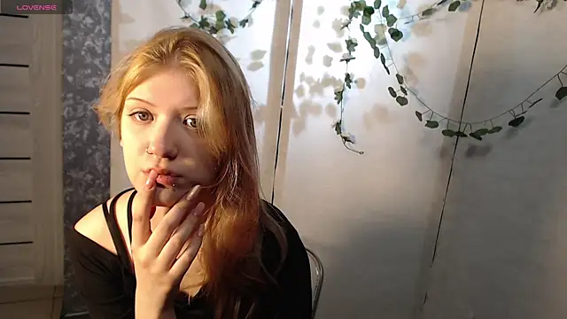 Snapshot of Lina_Wi chatting on April 25, 2026, 8:06 pm Lina Wi online show from April 25, 2026, 8:06 pm