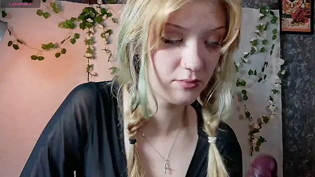 Snapshot of Lina_Wi chatting on July 2, 2026, 8:04 pm Lina Wi online show from July 2, 2026, 8:04 pm
