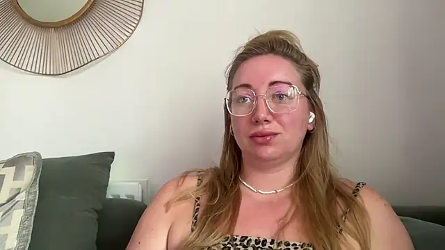Snapshot of arielsweetieee chatting on June 22, 2026, 4:42 am arielsweetieee online show from June 22, 2026, 4:42 am