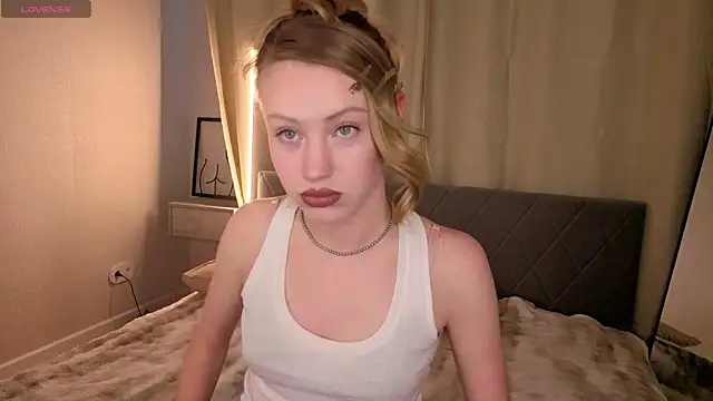 Snapshot of EvaHamilton chatting on May 11, 2026, 9:32 am EvaHamilton online show from May 11, 2026, 9:32 am