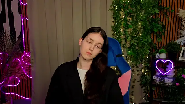 EmiliaDent online show from April 19, 2026, 9:10 am