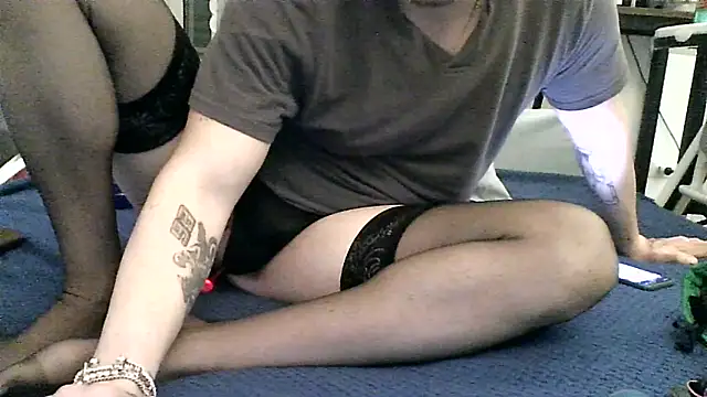 V4L389 online show from April 18, 2026, 9:59 pm