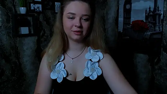 Snapshot of NicoleAura chatting on June 1, 2026, 6:35 am NicoleAura online show from June 1, 2026, 6:35 am