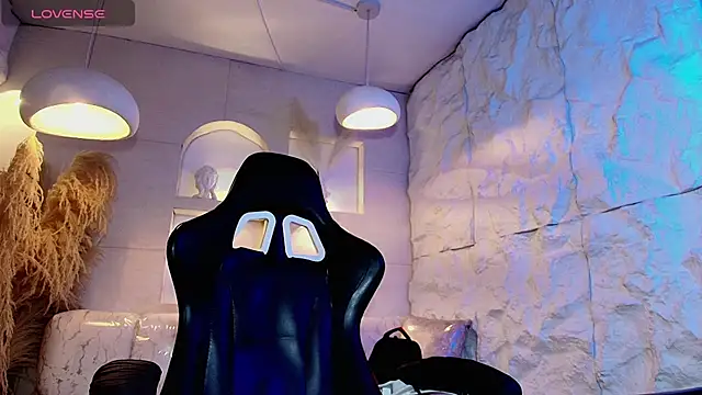 Snapshot of Moon_Red_r chatting on July 2, 2026, 7:42 pm Moon Red r online show from July 2, 2026, 7:42 pm