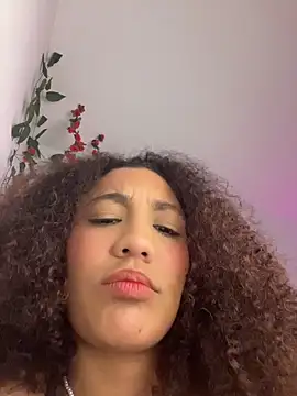 Daphnne Curly online show from May 27, 2026, 12:01 pm