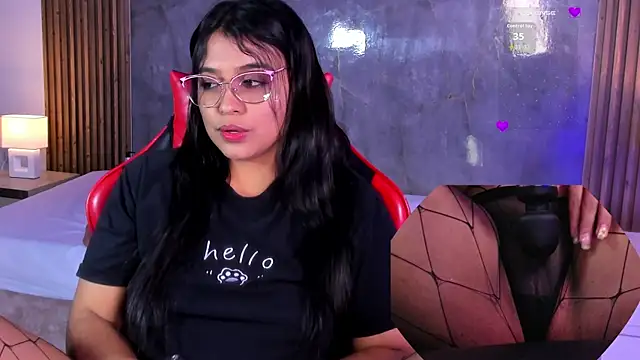 Snapshot of LuciaReid chatting on April 29, 2026, 5:30 pm LuciaReid online show from April 29, 2026, 5:30 pm