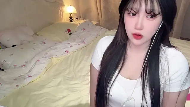 Snapshot of SweetButWildbaby chatting on April 27, 2026, 6:44 am SweetButWildbaby online show from April 27, 2026, 6:44 am