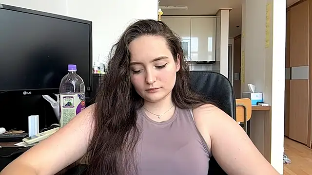 Emilly Cart online show from May 10, 2026, 2:37 am