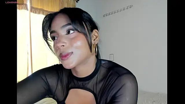 sophi laraa online show from June 3, 2026, 7:29 pm