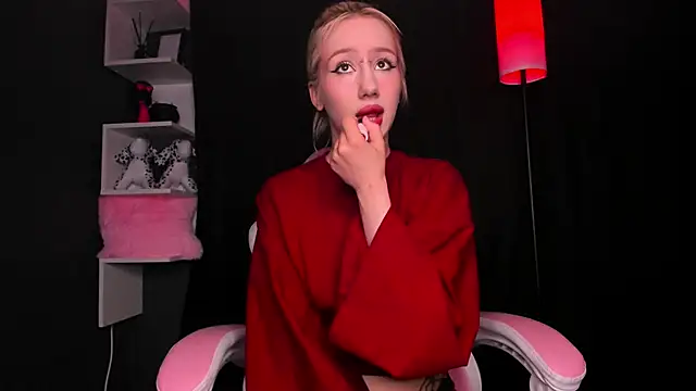Lyra Viel online show from May 29, 2026, 4:13 pm