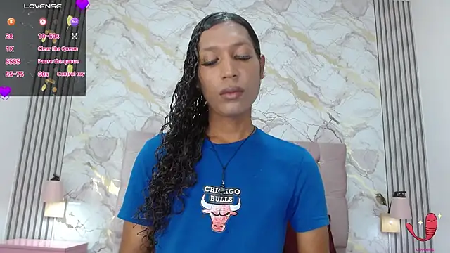 Mia Hiills online show from June 4, 2026, 3:33 am