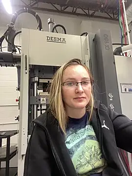 mamiiiiiiiiiiiiii online show from April 21, 2026, 3:07 pm