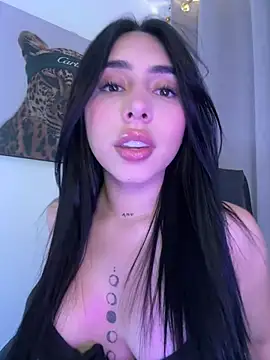 IsabellaNoir  online show from May 10, 2026, 7:49 pm