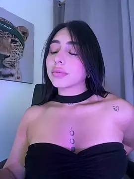 IsabellaNoir  online show from May 16, 2026, 11:48 pm