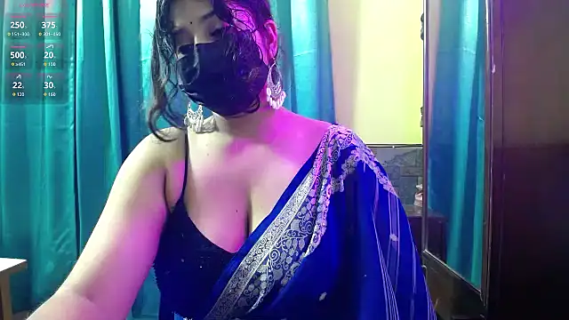 Snapshot of -Queenie chatting on July 18, 2026, 9:34 pm -Queenie online show from July 18, 2026, 9:34 pm