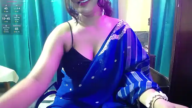 Snapshot of -Queenie chatting on July 15, 2026, 5:20 pm -Queenie online show from July 15, 2026, 5:20 pm