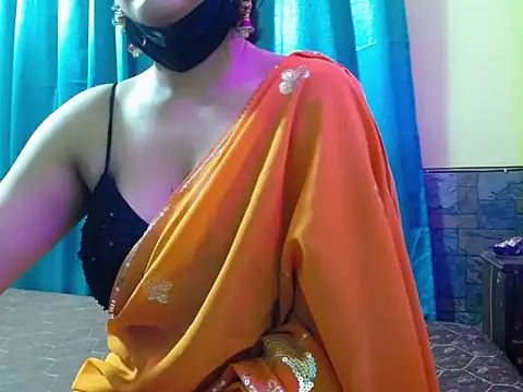 Snapshot of -Queenie chatting on July 7, 2026, 6:33 pm -Queenie online show from July 7, 2026, 6:33 pm