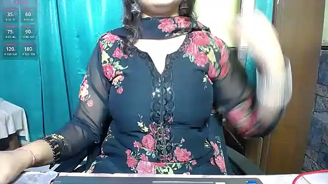 Snapshot of -Queenie chatting on July 25, 2026, 6:58 pm -Queenie online show from July 25, 2026, 6:58 pm
