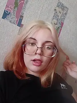 LoisFox online show from May 17, 2026, 6:13 am