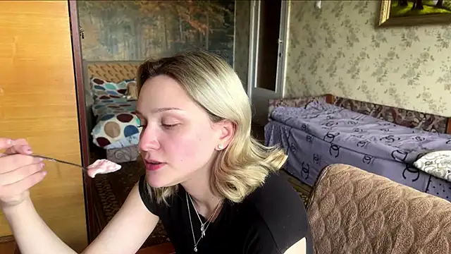 Snapshot of AlisiaStreitmatter chatting on May 18, 2026, 11:04 am AlisiaStreitmatter online show from May 18, 2026, 11:04 am