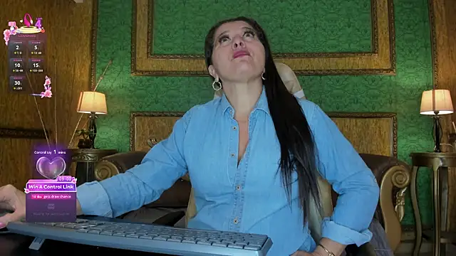 Snapshot of Agata_Jade chatting on July 14, 2026, 12:44 pm Agata Jade online show from July 14, 2026, 12:44 pm