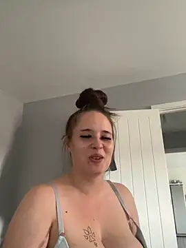 Poppylooloo online show from June 21, 2026, 1:06 pm