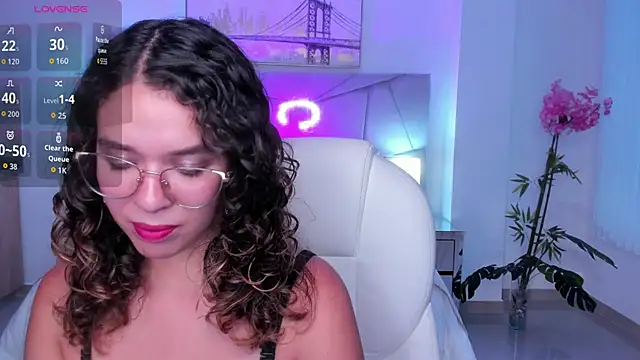 Snapshot of sienna_luxor chatting on May 27, 2026, 8:38 pm sienna luxor online show from May 27, 2026, 8:38 pm