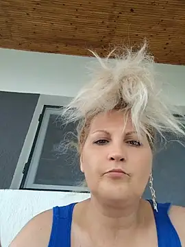 Divineblond online show from May 12, 2026, 10:32 am