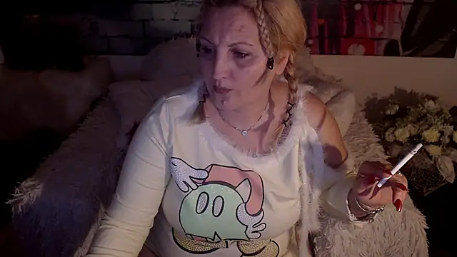 Snapshot of Divineblond chatting on March 5, 2025, 8:53 pm Divineblond online show from March 5, 2025, 8:53 pm