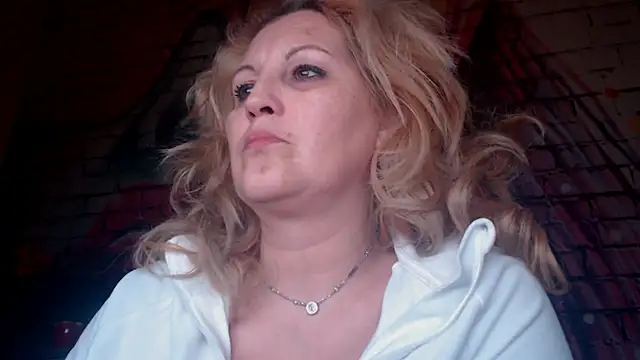 Snapshot of Divineblond chatting on March 1, 2025, 9:37 pm Divineblond online show from March 1, 2025, 9:37 pm