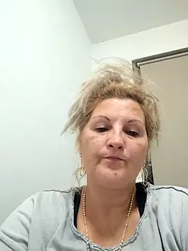 Snapshot of Divineblond chatting on October 4, 2025, 4:41 pm Divineblond online show from October 4, 2025, 4:41 pm
