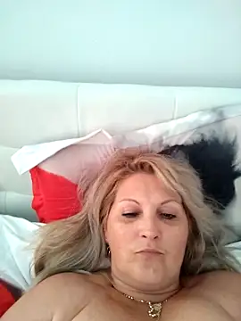 Snapshot of Divineblond chatting on September 22, 2025, 1:17 pm Divineblond online show from September 22, 2025, 1:17 pm