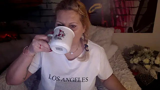 Snapshot of Divineblond chatting on March 3, 2025, 2:28 pm Divineblond online show from March 3, 2025, 2:28 pm