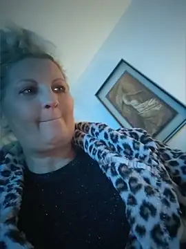 Divineblond online show from May 19, 2026, 7:43 pm
