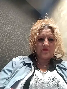 Snapshot of Divineblond chatting on March 9, 2025, 9:13 am Divineblond online show from March 9, 2025, 9:13 am