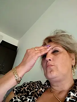 Snapshot of Divineblond chatting on October 1, 2025, 10:41 am Divineblond online show from October 1, 2025, 10:41 am