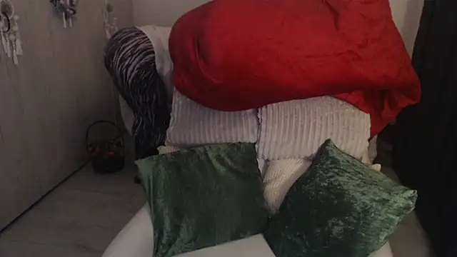 Divineblond online show from April 4, 2026, 6:36 pm