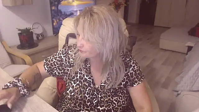Snapshot of Divineblond chatting on September 24, 2025, 10:48 pm Divineblond online show from September 24, 2025, 10:48 pm