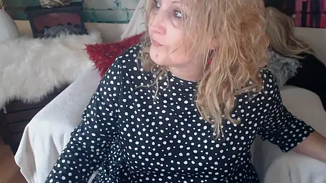Snapshot of Divineblond chatting on March 12, 2025, 8:19 am Divineblond online show from March 12, 2025, 8:19 am