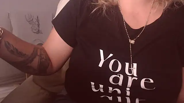 Snapshot of Divineblond chatting on September 17, 2025, 2:41 pm Divineblond online show from September 17, 2025, 2:41 pm