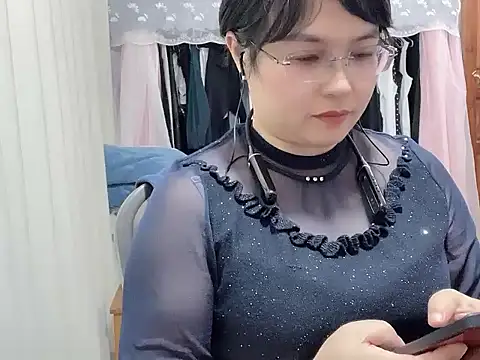 SOPHIA-LXL online show from May 6, 2026, 3:05 pm