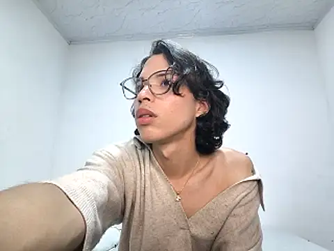 LONDON ROSE online show from May 12, 2026, 9:54 pm
