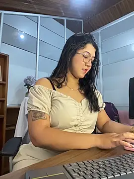 Chloe Thomsoon  online show from May 31, 2026, 11:49 am