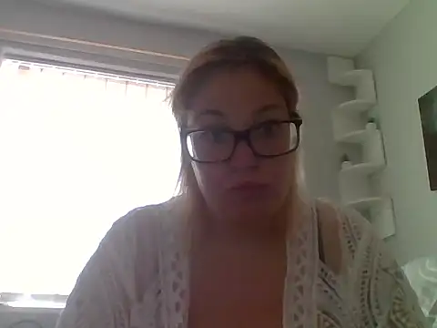 SecretRavenXO online show from June 5, 2026, 9:04 am