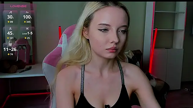Snapshot of _CloudNine_ chatting on July 1, 2026, 3:18 am CloudNine online show from July 1, 2026, 3:18 am