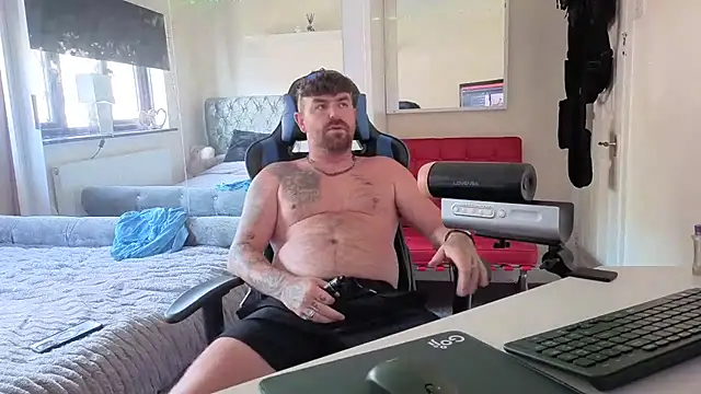 Snapshot of Naughtybihubbyxx chatting on July 3, 2026, 8:43 am Naughtybihubbyxx online show from July 3, 2026, 8:43 am