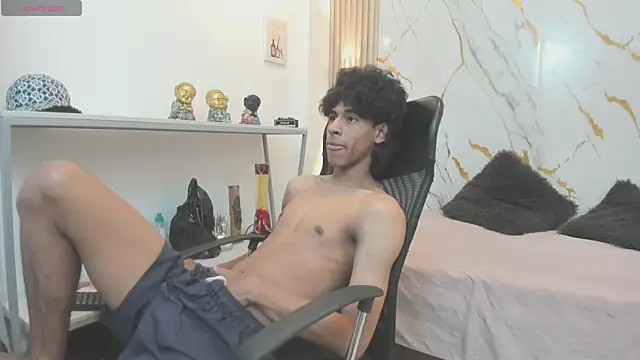 Snapshot of Zayn_Fox32 chatting on May 7, 2026, 7:17 pm Zayn Fox32 online show from May 7, 2026, 7:17 pm